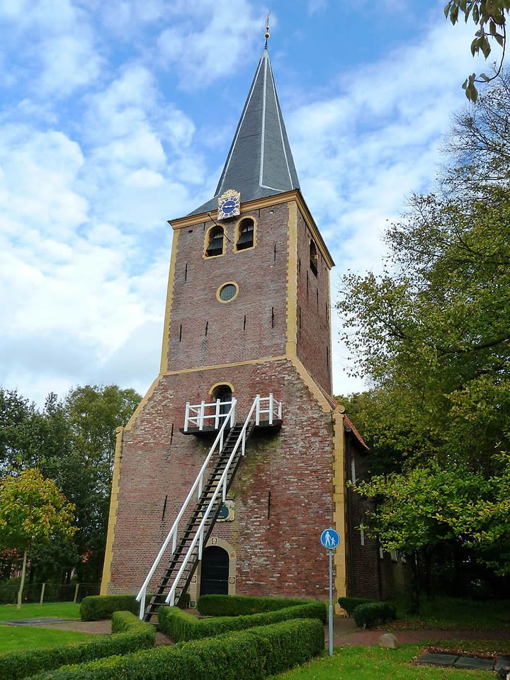 Winsum, torenkerk, rechtsvoor. De houten buitentrap is een bijzonder kenmerk van de kerktoren.